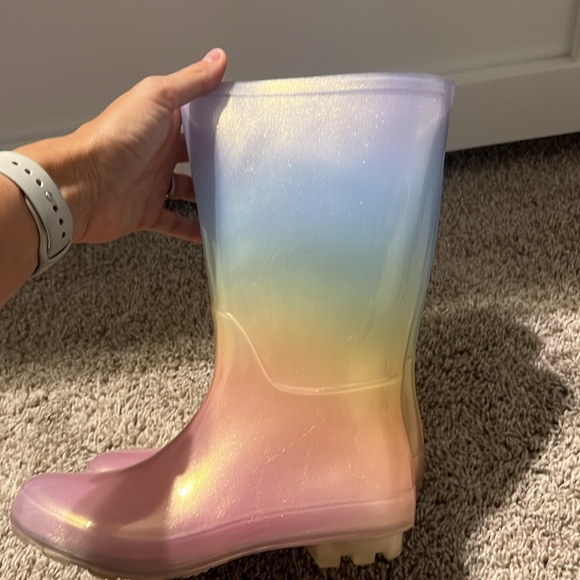 VEUC worn 1x each rain boots and black boots - Picture 6 of 8